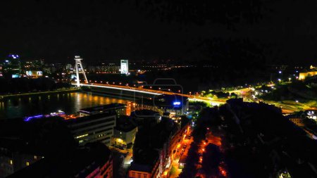 Téléchargez les photos : Vue aérienne de l'horizon de la ville de Bratislava la nuit depuis un drone, Slovaquie. - en image libre de droit