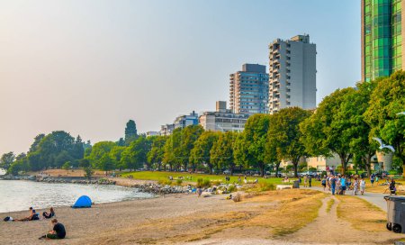 Téléchargez les photos : Vancouver, Canada - Le 9 août 2017 : Les touristes et les habitants profitent de la plage du parc Stanley - en image libre de droit