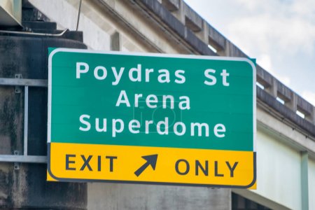 Téléchargez les photos : Poydras Street - Arena Superdome panneau de rue à la Nouvelle-Orléans. - en image libre de droit