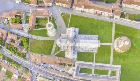 Téléchargez les photos : Downward aerial view of Square of Miracles, Pisa. Piazza del Duomo from drone, Italy. - en image libre de droit