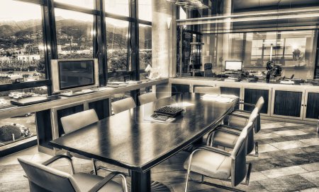 Foto de Gabinete de oficina con escritorio moderno y sillas. reunión con los líderes de la empresa. - Imagen libre de derechos