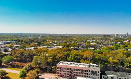Téléchargez les photos : Savannah, GA - Avril 2018 : Vue aérienne de la ville et de la rivière depuis un drone. - en image libre de droit