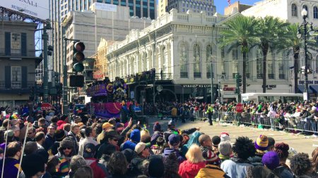 Foto de New Orleans, LA - February 9, 2016: Mardi Gras floats parade through the streets of New Orleans.People celebrated crazily. Mardi Gras is the biggest celebration the city of New Orleans hosts every year. - Imagen libre de derechos