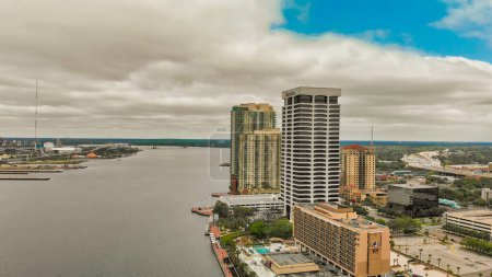Foto de Jacksonville, Florida - April 2018: Aerial view of city skyline from drone viewpoint. - Imagen libre de derechos