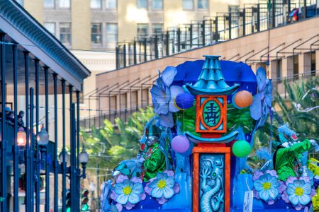 Téléchargez les photos : New Orleans, LA - 9 février 2016 : Flotteur bleu le long de la Mardi Gras Parade dans les rues de la ville. Mardi Gras est la plus grande célébration que la ville de La Nouvelle-Orléans accueille chaque année. - en image libre de droit