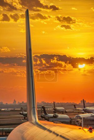 Téléchargez les photos : Passenger planes along the airport runway during a wonderful sunset. - en image libre de droit