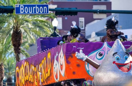 Foto de New Orleans, LA - February 9, 2016: Colorful float along Mardi Gras Parade through the city streets. Mardi Gras is the biggest celebration the city of New Orleans hosts every year. - Imagen libre de derechos