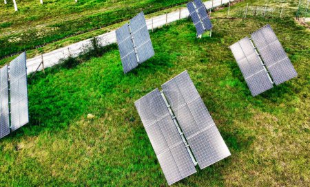 Foto de Paneles solares en la región montañosa. Fuentes de energía verdes y respetuosas con el medio ambiente - Imagen libre de derechos
