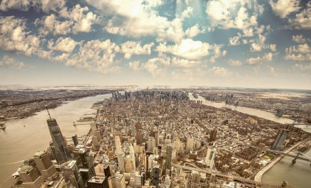Foto de Vista aérea panorámica del centro de Manhattan al atardecer, Nueva York desde un mirador alto. - Imagen libre de derechos