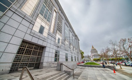 Foto de San Francisco, California - 6 de agosto de 2017: Vista exterior del edificio de la Biblioteca Pública de San Francisco - Imagen libre de derechos