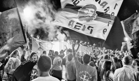 Foto de PISA, ITALIA - 15 DE JUNIO DE 2016: Los aficionados locales celebran la promoción del equipo de fútbol. Celebraciones en la noche con bombas de humo. - Imagen libre de derechos
