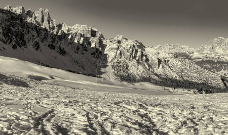 Téléchargez les photos : Mountain peak and snowy valley in winter season against a beautiful sunny blue sky. - en image libre de droit