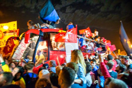 Foto de PISA, ITALIA - 15 DE JUNIO DE 2016: Celebraciones en la noche para la promoción del equipo de fútbol. Gente loca de alegría en la calle. - Imagen libre de derechos