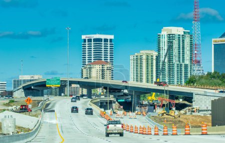 Téléchargez les photos : Jacksonville, FL - February 16, 2016: Traffic along the interstate to Downtown Jacksonville. - en image libre de droit