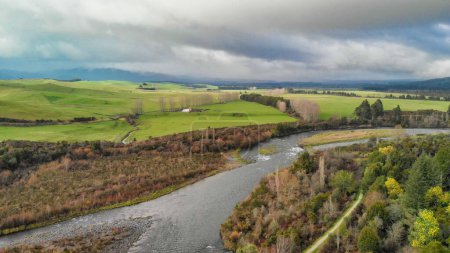 Foto de Vista aérea del paisaje de Turangi al atardecer, Nueva Zelanda. - Imagen libre de derechos