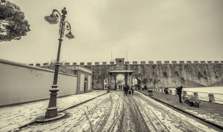 Téléchargez les photos : Pisa, Italy - March 1st, 2018: Snowfall in the streets of Square of Miracles. - en image libre de droit