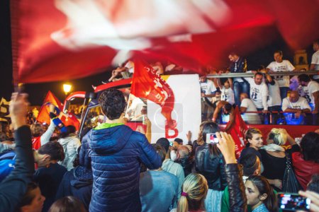 Téléchargez les photos : PISA, ITALIE - 15 JUIN 2016 : Célébrations en soirée pour la promotion de l'équipe de football. Des gens fous de joie dans la rue. - en image libre de droit