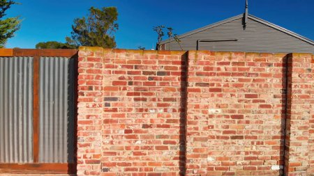 Téléchargez les photos : Red brick walls against a beautiful blue sky. - en image libre de droit