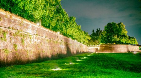 Téléchargez les photos : Murs éclairés de Lucques en saison estivale - en image libre de droit