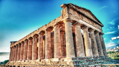 Téléchargez les photos : Temple de Concordia dans la Vallée des Temples à Agrigente - Sicile, Italie - en image libre de droit