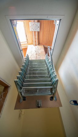 Téléchargez les photos : Escalier vers le grenier dans une nouvelle maison. - en image libre de droit