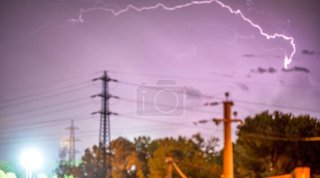 Foto de Hermosa vista del cielo tormentoso oscuro dramático y el rayo sobre la ciudad en luz púrpura. - Imagen libre de derechos