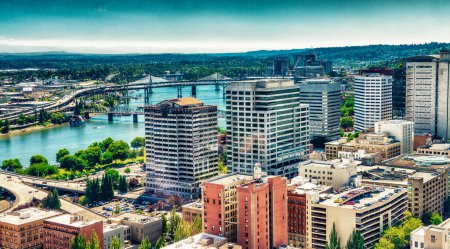 Téléchargez les photos : Vue aérienne des bâtiments de la ville par une journée d'été, Portland - Oregon - en image libre de droit