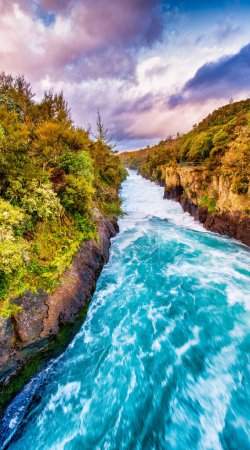 Foto de Increíbles colores del atardecer de las poderosas Cataratas Huka, Nueva Zelanda. - Imagen libre de derechos
