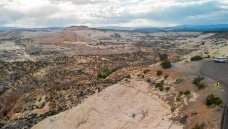 Téléchargez les photos : Drone vue aérienne de la belle route à travers le canyon. - en image libre de droit