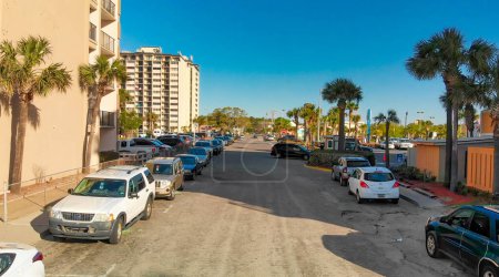 Téléchargez les photos : Myrtle Beach, SC - April 2018: Car parking along the main city beach. - en image libre de droit
