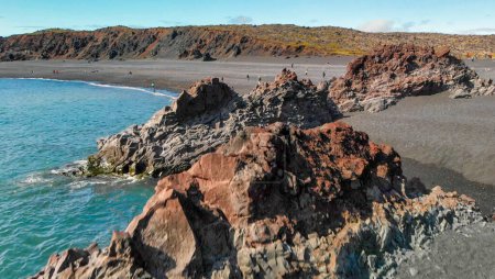 Foto de Famosas formaciones rocosas de Reynisdrangar en la playa negra de Reynisfjara. Costa del océano Atlántico cerca de Vik, al sur de Islandia en temporada de verano desde el dron. - Imagen libre de derechos