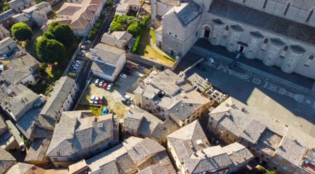 Téléchargez les photos : Orvieto, ville médiévale du centre de l'Italie. Vue aérienne incroyable depuis un drone - en image libre de droit