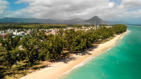 Téléchargez les photos : Aerial view of Flic en Flac Beach, Mauritius Island. - en image libre de droit