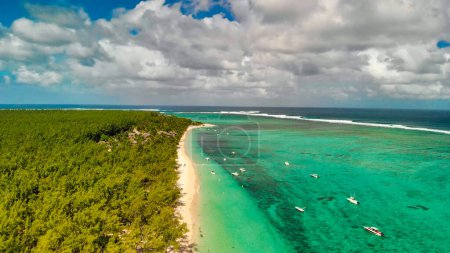 Téléchargez les photos : Aerial view of reef from drone. - en image libre de droit