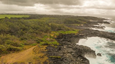 Téléchargez les photos : Vue aérienne du littoral de l'île Maurice le long de la formation de l'arche du Pont Naturel. - en image libre de droit