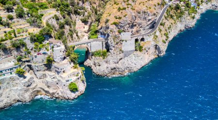 Foto de Increíble vista aérea de la hermosa costa de Amalfi en la temporada de verano, Italia. Punto de vista del dron. - Imagen libre de derechos