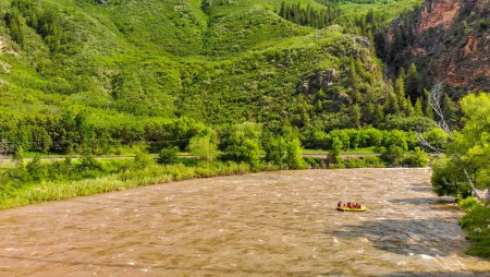 Foto de Rafting en aguas bravas a lo largo del río Colorado y el Cañón, vista aérea desde el dron - Imagen libre de derechos