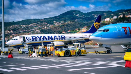 Téléchargez les photos : Madère, Portugal - 8 septembre 2022 : Avion Tui sur la piste de l'aéroport par une journée ensoleillée. - en image libre de droit