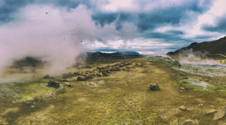 Foto de Géiseres termales Hverir vista panorámica en Myvatn, Islandia. - Imagen libre de derechos