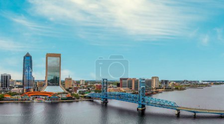 Téléchargez les photos : Panoramic aerial view of Jacksonville skyline from drone at sunset, Florida - USA - en image libre de droit