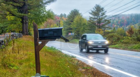 Téléchargez les photos : Conduire le long d'une route de montagne en saison des feuillages un jour de pluie. - en image libre de droit