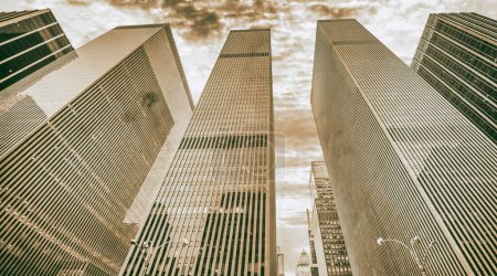 Foto de Ciudad de Nueva York al atardecer, hermoso cielo sobre rascacielos de la ciudad, EE.UU.. - Imagen libre de derechos
