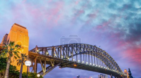 Téléchargez les photos : Sydney, Nouvelle-Galles du Sud. Vue imprenable sur le coucher du soleil du pont Harbour. - en image libre de droit