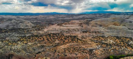 Téléchargez les photos : Drone vue aérienne de la belle route à travers le canyon. - en image libre de droit