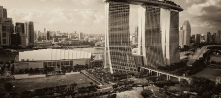 Téléchargez les photos : SINGAPOUR - 3 JANVIER 2020 : Point de vue de drone sur Marina Bay Sands et horizon de la ville par un après-midi ensoleillé - en image libre de droit
