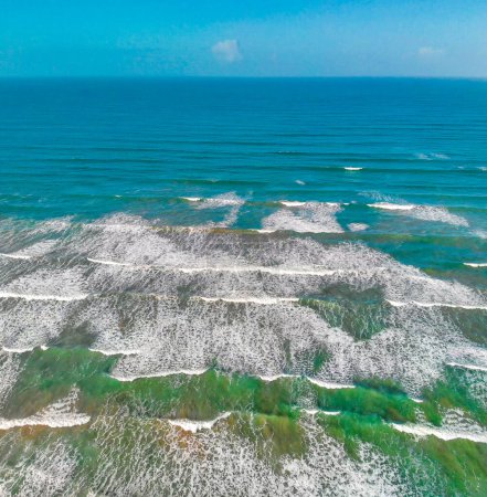 Foto de Beautiful waves along the shoreline, overhead aerial view from drone. - Imagen libre de derechos