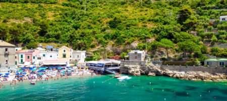 Téléchargez les photos : SORRENTO, ITALIE - 26 JUIN 2021 : Incroyable vue aérienne de la plage Marina del Cantone près de Sorrente, Côte amalfitaine - en image libre de droit