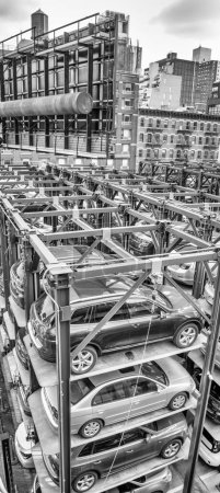 Téléchargez les photos : New York City, NY - December 1st, 2018: Outdoor car parking. Stacker parking system storing vehicles on platforms that can be raised, lowered and shuffled around. - en image libre de droit