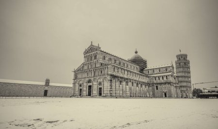 Foto de Pisa bajo la nieve. La famosa catedral en Campo de los Milagros después de una tormenta de nieve. - Imagen libre de derechos