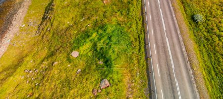 Téléchargez les photos : Vue aérienne de la route traversant le magnifique fjord du Grundar en saison estivale, Islande - en image libre de droit